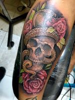 Si te gusta mi trabajo sigueme Instagram@kevin_malafama Craneo tattoo #craneotattoo #serpiente tattoo serpiente tattoo #neotradicionaltattoo neotradicional tattoo tatuajes de calaveras #tattooart #tattooforlife 