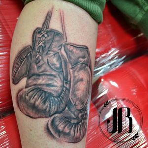 #blackandgrey #gloves #glovestattoo #boxinggloves #boxingglovetattoo #realism #realismtattoo #josyblack #josyblackink #southafrica #southafricatattooartist