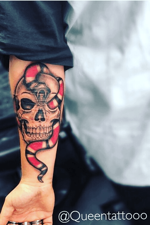Tattoo by Elli Dahl-Hellström • Love some fresh ink. #gucci #snake #skull #guccisnake #queentattoo #stockholm #sweden • 942768 • Tattoodo