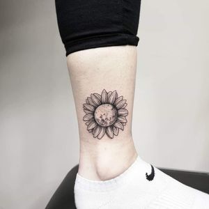 Moon, sun and flower 🌻🌑Instagram: @nikita.tattoo#tattooartist #tattooart #blackworktattoo #blackwork #lineworktattoo #LineworkTattoos #linework #thinlinetattoo #fineline #dotwork #dotworktattoo #minimalism #minimalistic #minimalistictattoo #tattooideas #suntattoo #moontattoo #artistnikita #stejatattoo #flowertattoo #floraltattoo 
