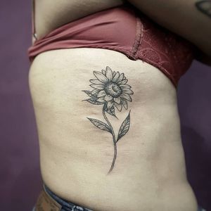 Girassol da nossa amiga @haysemartins_! 😍✍️🌻Faça já seu orçamento! (62) 9 9326.8279#tattoo #ink #blackwork #tattoolife #Tatuadouro #love #inkedgirls #Tatouage #eletricink #igtattoo #fineline #draw #tattooing #tattoo2me #tattooart #instatattoo #tatuajes #blackink #floral #neotraditional #sunflower #sunflowertattoo #flowerstattoo #tatuagemfeminina #womantattoo #Goiania #tatuagemdelicada 