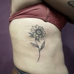 Girassol da nossa amiga @haysemartins_! 😍✍️🌻 Faça já seu orçamento! (62) 9 9326.8279 #tattoo #ink #blackwork #tattoolife #Tatuadouro #love #inkedgirls #Tatouage #eletricink #igtattoo #fineline #draw #tattooing #tattoo2me #tattooart #instatattoo #tatuajes #blackink #floral #neotraditional #sunflower #sunflowertattoo #flowerstattoo #tatuagemfeminina #womantattoo #Goiania #tatuagemdelicada 