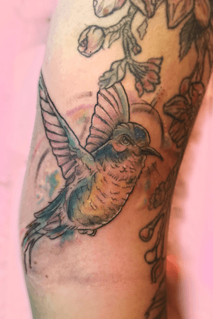 Illustrative watercolour style hummingbird, on a wrist #hummingbird #wristtattoo #bird #colour #watercolour #nature #animals #neotraditional #gapfiller #badsandy