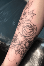 Illustrative floral spray on a forearm 🌸🌷🌹🌼. #flowers #illustrativeflowers #rose #roses #girly #illustrative #contemporary #badsandy #femaletattooartist #forearm #floralsleeve #liverpool