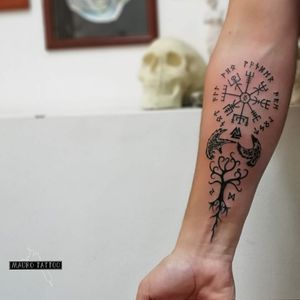 Tatuaje en negro, temática Nórdica. 