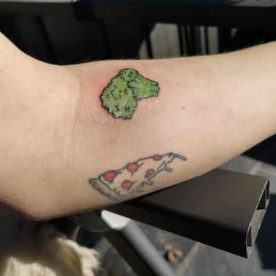 Food is good #food #broccolitattoo #broccoli #pizzatattoo #pizzaslice #pizza #green #red #norway #black #fun #funny #joy #happy #allright #story #hurt
