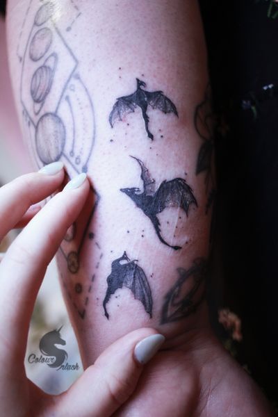 Tiny dragons. Winter is here. #art #mbyn #coloursplashtattoo #black #tinytattoo #dragons #gameofthrones #MotherOfDragons 