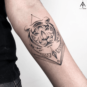 #tiger #line #tattoo #geometric #single #linework #ilaydatlas #ink #inked #instagram 