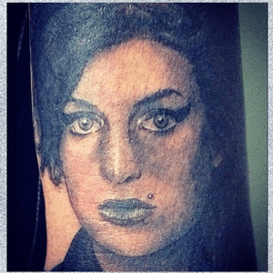 #amywinehouse #amy #portrait #famous #star #realism #realisticportrait #realistic #blackandgrey #closeup #detail 