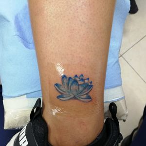 Flor de loto 🗡️🗡️ @rafa.blueinktattoo en Instagram #blueinktattoo #tatuajes #tattoo #ink #inktattoo #dinamicink #tatuajespuebla #ezrevolution #ezcatridges #ezcartuchos #applof #eztattooing #flor #flordeloto #tatuadorespoblanos #lototattoo #secondskin #lotoflower blue ink tattoo Rafael González 🇲🇽 citas y cotizaciones whats app 2225480847 inbox página Facebook https://www.facebook.com/blueinktattoooficial/n