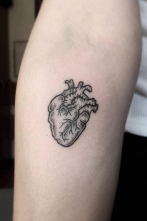 Para todo se debe tener corazón, para la vida, los problemas, el amor y Emilio lo sabe, ven por su trabajo a @italia_ink / For everything you must have a heart, for life, problems, love and Emilio knows, come for his work @italia_ink #italiaink #tattoo #linetattoo #chileantattoo #chile #tattooshop #tattoos 