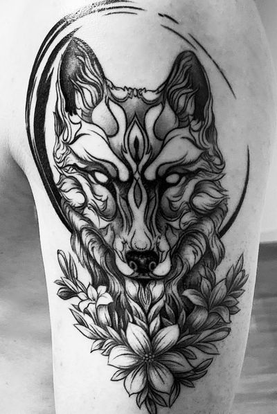 #wolf #wolfhead #circle #flower #flowers #linework #lineworktattoo 