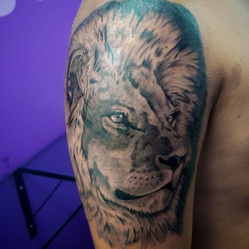 leon... #leon #lyon #lion #tattoo #tattooing #tattooart #tattooartist #flowtattoo #flowtattoostudio #mendoza #realismo #realistic #blackandgreytattoo  