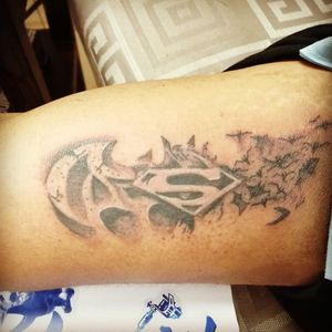 Batman 🗡️🗡️@rafa.blueinktattoo en Instagram #blueinktattoo #tatuajes #tattoo #ink #inktattoo #dinamicink #tatuajespuebla #ezrevolution #ezcatridges #ezcartuchos #applof #eztattooing #batman #superman #tatuadorespoblanos#batmanvssupermanblue ink tattooRafael González 🇲🇽citas y cotizaciones whats app 2225480847inbox página Facebook https://www.facebook.com/blueinktattoooficial/n