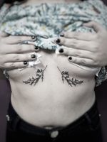 Raminhos da nossa amiga Gisele! 😍✍️🌿 Faça já seu orçamento! (62) 9 9326.8279 #tattoo #ink #blackwork #tattoolife #Tatuadouro #love #inkedgirls #Tatouage #eletricink #igtattoo #fineline #draw #tattooing #tattoo2me #tattooart #instatattoo #tatuajes #blackink #floral #tatuagemdelicada #tatuagemfeminina #flowerstattoo #traçosfinos #womantattoo #neotradtattoo #sketchtattoo #sketchtattoo #underboobtattoo
