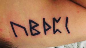 Runas vikingas 🗡️🗡️@rafa.blueinktattoo en Instagram #blueinktattoo #tatuajes #tattoo #ink #inktattoo #dinamicink #tatuajespuebla #ezrevolution #ezcatridges #ezcartuchos #applof #eztattooing #tatuadorespoblanos #runasvikingas  #runas #runa #nordic#estilonordico #nordictattoo #letrasnordicas #mynordichome #vikinos #vikinos #nordicletteringblue ink tattooRafael González 🇲🇽citas y cotizaciones whats app 2225480847inbox página Facebook https://www.facebook.com/blueinktattoooficial/n
