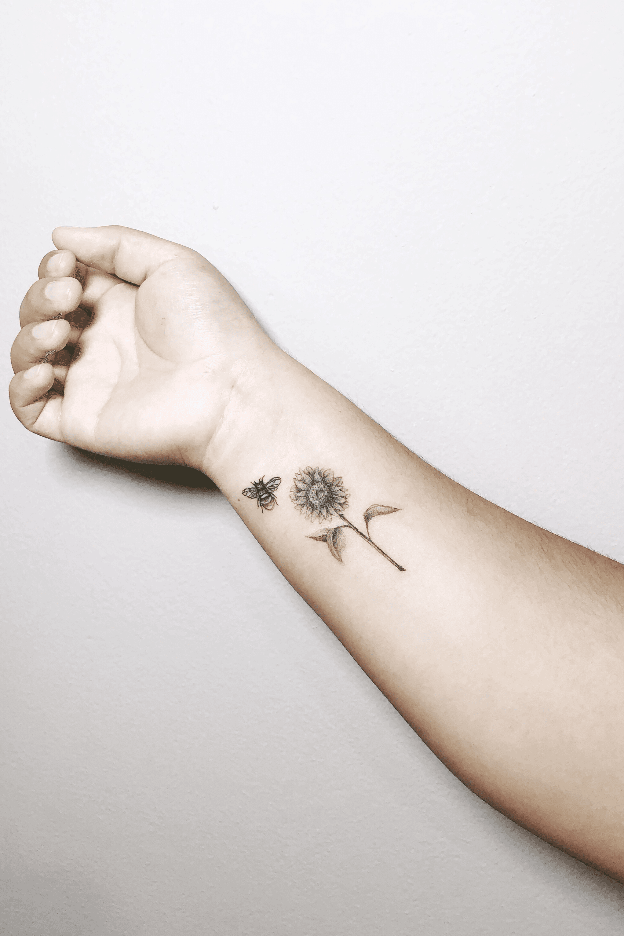 Image result for sunflower with bee tattoo  Tatuagens de girassol  Tatuagem de abelhas de mel Tatuagem de favo de mel