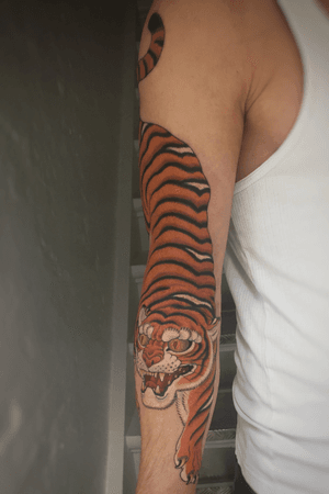 Still in progress. 2. Round on tiger sleeve.