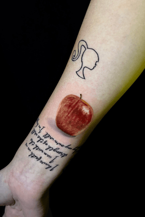 acho que nunca fiz um hiper-realismo tão pequenofeito usando @tattooloverscare e @intenzetattooink #apple #fruit #tattoo #ink #tattooloverscare #cheyenne_tattooequipment #cheyennetattooequipment #intenzepride