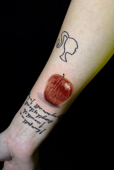 acho que nunca fiz um hiper-realismo tão pequeno feito usando @tattooloverscare e @intenzetattooink #apple #fruit #tattoo #ink #tattooloverscare #cheyenne_tattooequipment #cheyennetattooequipment #intenzepride