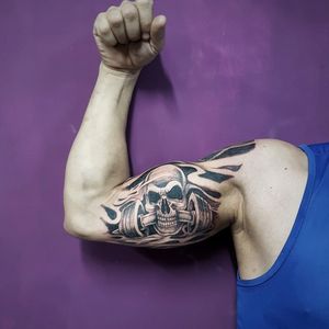 Caveira Maromba do nosso amigo Thiago! Birrrlll 😍✍️💪 Faça já seu orçamento! (62) 9 9326.8279 #tattoo #ink #blackwork #tattoolife #Tatuadouro #love #inkedgirls #Tatouage #eletricink #igtattoo #fineline #draw #tattooing #tattoo2me #tattooart #instatattoo #tatuajes #blackink #muscle #gym #tattoogym #crossfit #nopainnogain #skulltattoo #skull 