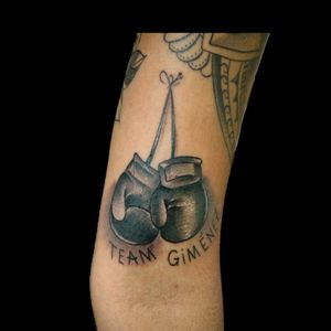 Tattoo de hoy.. #tattoo #inked #ink #box #boxtattoo #guantes #guantestattoo #guantesdebox #blackandgrey #blackandgreytattoo #luchotattoo #luchotattooer