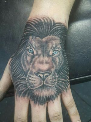 Lion head #handtattoo #lion #canada #paw 