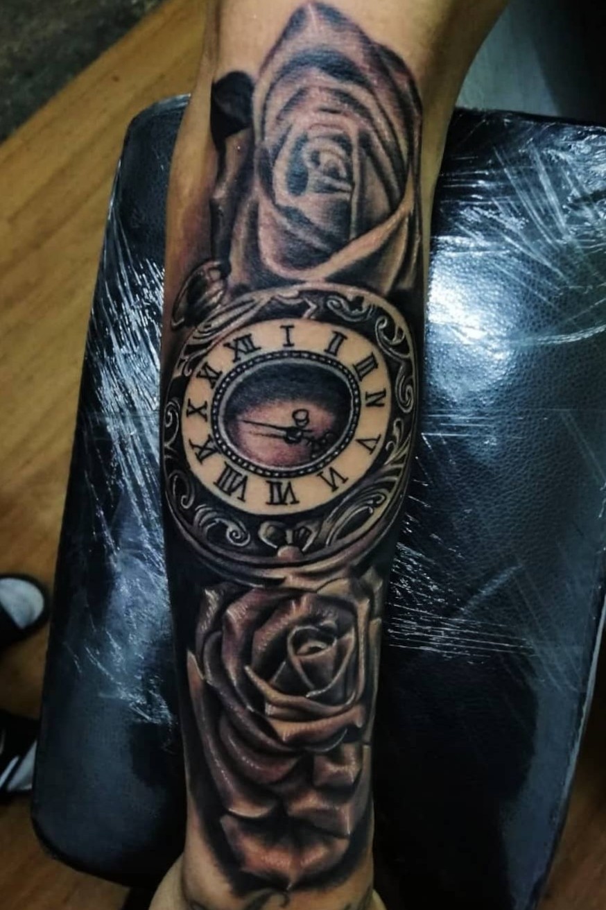 Tattoo uploaded by Angel Corona Reloj y rosas en realismo