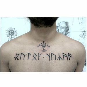 Tatuagem com temática ligada ao universo Senhor dos Anéis, tratando de aspectos da cultura dos Anões.