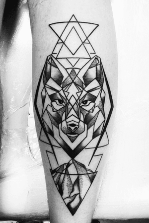 Geometric wolf with fitwork shading