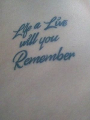 De mis primeros tatuajes, está mal escrito y eso tiene una razón, ya que a mí opinion la vida nunca será fácil habrán cosas que parecerán correctas y no es así🥀