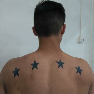 Mis estrellas en la espalda son de mi servicio militar, de momento juntas son el tatuaje más grande que tengo🥀😎
