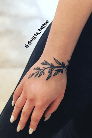 Один сеанс. #tattoboy #tattoo #tattoolove #kyiv #kyivtattoo #dant1s_tattoo #tattoogirl #tattooartist #tattoostyle #tattooed #tattoosketch #tattookyiv #tattooua #tattoolife #oldshooltattoo #vyshgorod #traditionaltattoo #tattoovyshgorod 