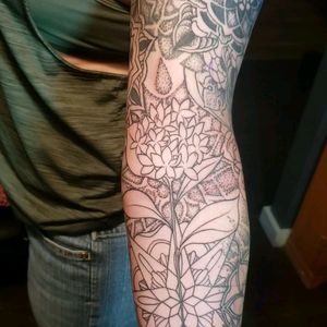 Finished up the #linework for this sleeveand added some pieces #dotwork #dotworktattoos #mandalatattoo #mandala #flowertattoo #flowers #sleevework #tattoo #sleevetattoo #almostdone #inprogresss 