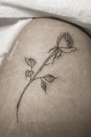Tattoo feita no Vazios Tattoo Studio. Contato: (27)9 9259-2858. #rosetattoo #tattooflower #flower 
