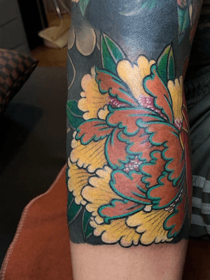  peony flower..#quangvuart #12chogao #hanoitattoo #radiantcolorink #sutuvangsupply #soulofcolor #stelcilswalow #sonen #vietnam🇻🇳  @ Chợ Gạo  #hoankiem #hanoi#tattoohanoi #hanoitattoo #vtatsstudio #radiantink #tattooing #traditionaltattoo #tattoolife #tattoomen #tattooink #tattoos #vietnamtattoo- - - - - - - - - -📍  Address: Tầng 3- 12 Chợ Gạo - Hoàn Kiếm - HN🗓 Booking : 090.381.1866📌 Instagram http://www.instagram.com/quangvu2807/📎 FB : https://www.facebook.com/artist.quangvu📧 Email : Vtats.studio@gmail.com📌https://vtatsstudiotattoopiercing.business.site/
