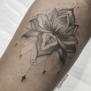 Tattoo feita no Vazios Tattoo Studio. Contato: (27)9 9259-2858. #lotustattoo #tattooflower #flower #lotus 