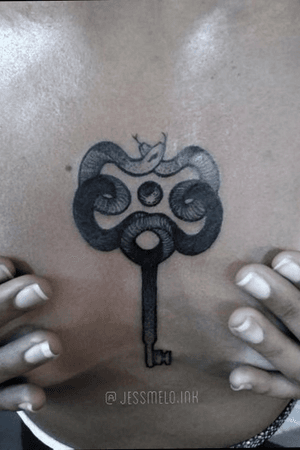 Tattoo feita no Vazios Tattoo Studio. Contato: (27)9 9259-2858. #tattooart #tattoo2me #tattoosurrealist #surrealism #keytattoo 