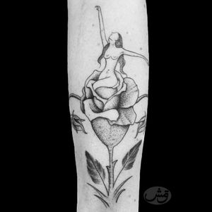Uma representação do Sagrado Feminino, da série #sketchdodia escolhido pela querida @josicensi 😘 passamos uma tarde mara entre tattoos, lanche, muita conversa e risada....@motirostudio.Aproveita e deixa um comentário sobre qual desenho gostaria de ver na série do story ;).> Contatos <🖥 fb.com/guardiolatattoo📸 @guardiolatattoo📲 11-94183.2259.Agendamentos/Appointments📩 guardiolatattoo@gmail.com.#tattoo #tatuagem #tatuaje #tatouage #tatoweirung #tattuaggio #tattoo2me #tattoodo #blackworkers #blackworktattoo #dotworkers #dotworktattoo #pontilhismo #geometric #inked #tattooist #ladytattooers #tattooja #tattooartist #tttism #tattootrip #tattooguest #guardiolatattoo #guestspot #FORMink #cheyennetattooequipment #geometrichaos #tattooja #blackworkerssubmission #tattooguest #sagradofeminino