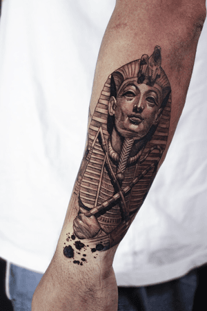 Black and gray #blackandgreytattoo #realismo #realistictattoo #pharaoh #egyptian #blackandgrey follow @mozart.tattoos