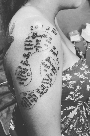 The meaning of mothers 👩‍👧👩‍👧👩‍👧 ————————— #quangvuart #radiantcolorink #lettering #sutuvangsupply #soulofcolor #stelcilswalow #sonen #minitattoo #tattoohanoi #hanoitattoo #vtatsstudio #tattooing #traditionaltattoo #tattoolife #tattoomen #tattooink #tattoos #vietnamtattoo #freedesign - - - - - - - - - - 📍 Address: 3th Floor , 12 Cho Gao St, Hoan Kiem Dist, Ha Noi 📍 Địa Chỉ: Tầng 3, 12 Chợ Gạo, Hoàn Kiếm , Hà Nội 🗓 Booking : 090.381.1866 📌 Instagram http://www.instagram.com/quangvu2807/ 📎 FB : https://www.facebook.com/artist.quangvu 📧 Email : Vtats.studio@gmail.com 📌https://vtatsstudiotattoopiercing.business.site/