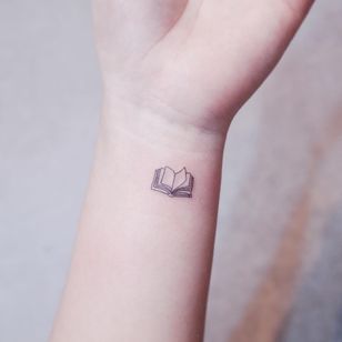 Tatuaje de libro de Whitty Button