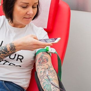 Tatuaje de tipo de sangre para el servicio de sangre de la Cruz Roja Finlandesa #tatuaje de tipo de sangre #tatuaje de sangre #cruz roja terminada #donante de sangre #tatuajes gratis