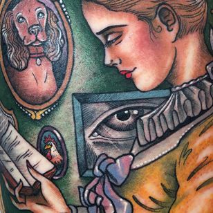 Tatuaje de una niña leyendo por Guen Douglas