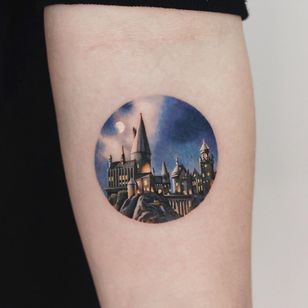Tatuaje del castillo de Hogwarts por Saegeem #Saegeem #Hogwarts #HarryPotter #BookTattoos #Literary Tattoos #BookTattoo #LiteraryTattoo #Books #Book #Reading #Literature
