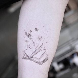 Tatuaje de libro inspirador de PT 78 # PT78 #tatuajes de libros #tatuajes literarios #tatuaje de libros #tatuajes literarios #libros #libro #lectura #literatura #ilustrativo #nave espacial #luna #saturno #galaxia