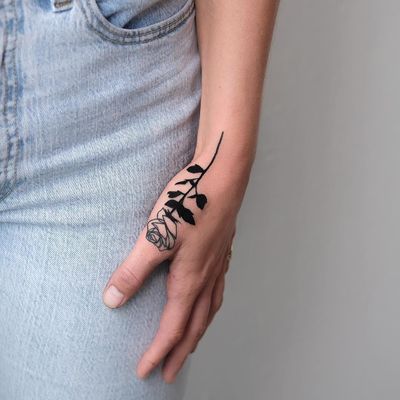 Small finger tattoo by The Wolf Rosario #TheWolfRosario #tinytattoos #tinytattoo #smalltattoo #small #tiny #minimal #mini