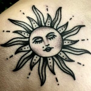 Close-up of my Sun tattoo#sunandmoon #sun #shadingdone #elegant #feminine #thicklines #blackandgrey #traditional 