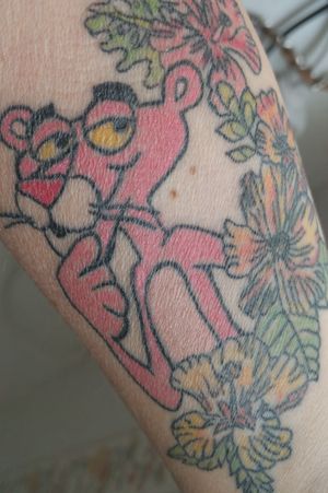PINK PANTHER Totally Cured.#pink #pinkpanther #pinkpanthertattoo #flowers #finishedtattoo 