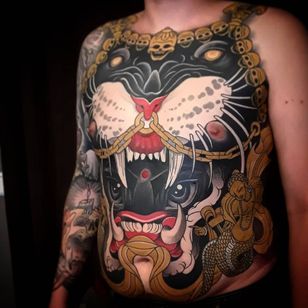 Tatuaje neo tradicional de Bjorn Liebner #BjornLiebner #tattooartist #neotraditional #illustrative #darkart #antique #vintage #Japanese #Hindu #chain #buddhism #junglecat #panther #chesttattoo